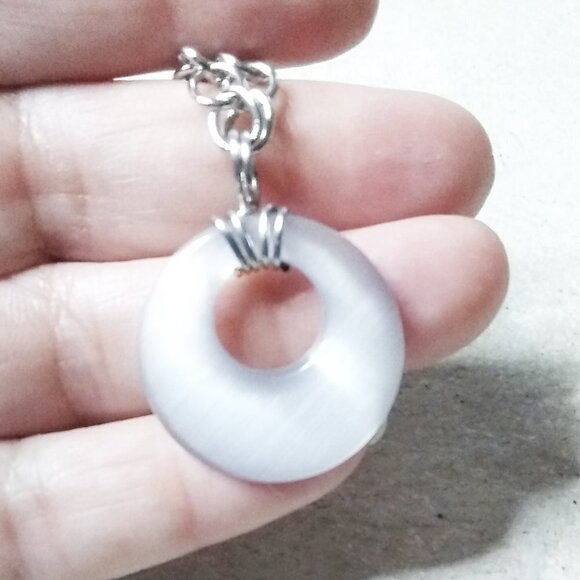 Shimmering Silver/Grey CatsEye Pendant + 19" Adjustable Stainless Steal Chain - Picture 4 of 9